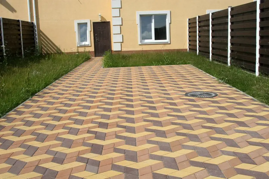 Картинки тротуарной плитки во дворе частного дома фото